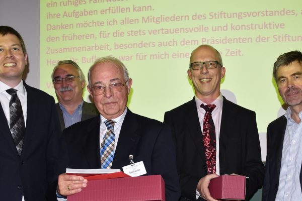 Verabschiedung des Stiftungsvorstandes. (v.l.n.r.) Oliver Kurzai, Dieter Buchheidt, Claus Seebacher, Jürgen Bufler, Andreas Groll