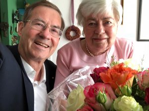 Frau Marianne Plempel mit Prof. Werner Mendling, der ihr im Namen der DMykG e.V. am 17.07.18 gratulierte